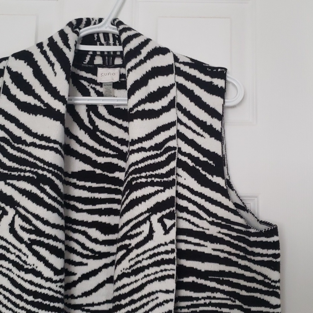 Cupio Sleeveless Cardigan - Picture 3 of 6
